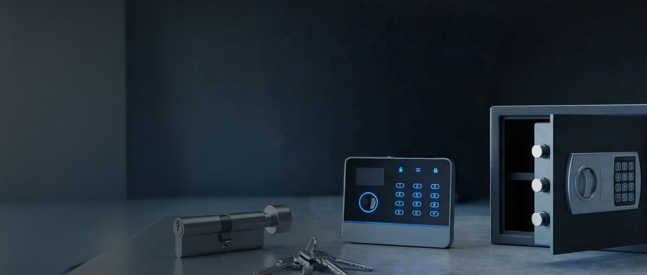Auswahl an Sicherheitstechnik bestehend aus einem digitalen Türschloss mit Keypad, einem Schließzylinder, Schlüsseln und einem offenen Tresor
